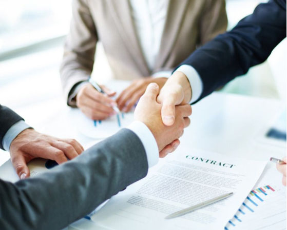 在多工位冷鐓機的設計和制造中，如何考慮生產效率和加工精度的平衡？有哪些優化措施和技術？